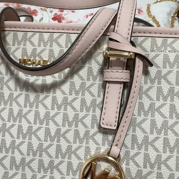 💎 Michael Kors Tote with Logo and Leather Wristlet Combo 💎 - Picture 4 of 6